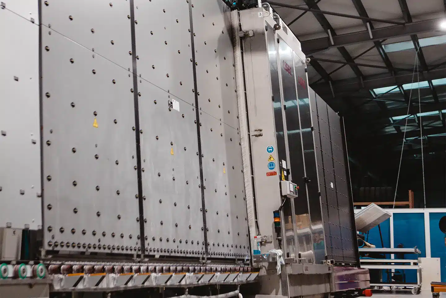 Large format glass processing machine, production facility